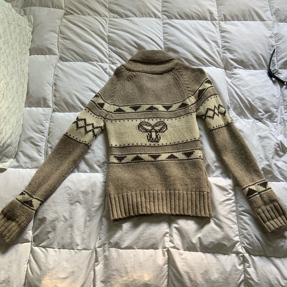 Sea-to-sky sweater. - Picture 2 of 2